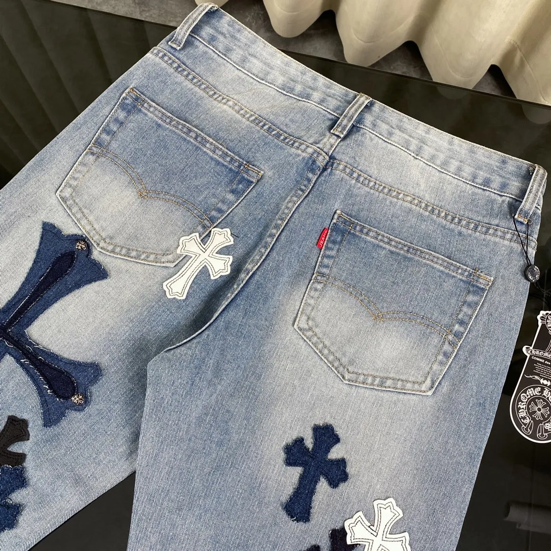 🅿️360 Ch rare co-branded top item Chrome hearts new Chrome hearts patchwork leather patch cross stitching micro-flare jeans Top-notch configuration, invincible details! ! Cleanfit has become very popular in the past two years, and Kroxin’s consistent style is particularly high-end! ! Imported Japanese woven fabric ready-made clothes, genuine leather Crocodile leather labels and waist cloth leather tags are sewn on. The overall process is very cumbersome. The buttons on the trousers fly, rivets, back pockets and metal decorative plates are all custom-made from molds. After they are finished, they are distressed to create a very effective effect. It has a vintage taste, and has been used by all kinds of big-name European and American celebrities. Kenijima’s cleanfit style has become popular all over the world~ Top-grade hardware, pay attention to my detailed photos, the buttons are all detachable, and they are made of 925 engraved silver! ! Match as you like, suitable for both men and women ✔️✔️ Color: Blue Size: S M L XL